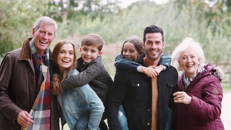 Porträt-Einer-Familie-Mit-Mehreren-Generationen-Auf-Einem-Gemeinsamen-Herbstspaziergang-Auf-Dem-Land