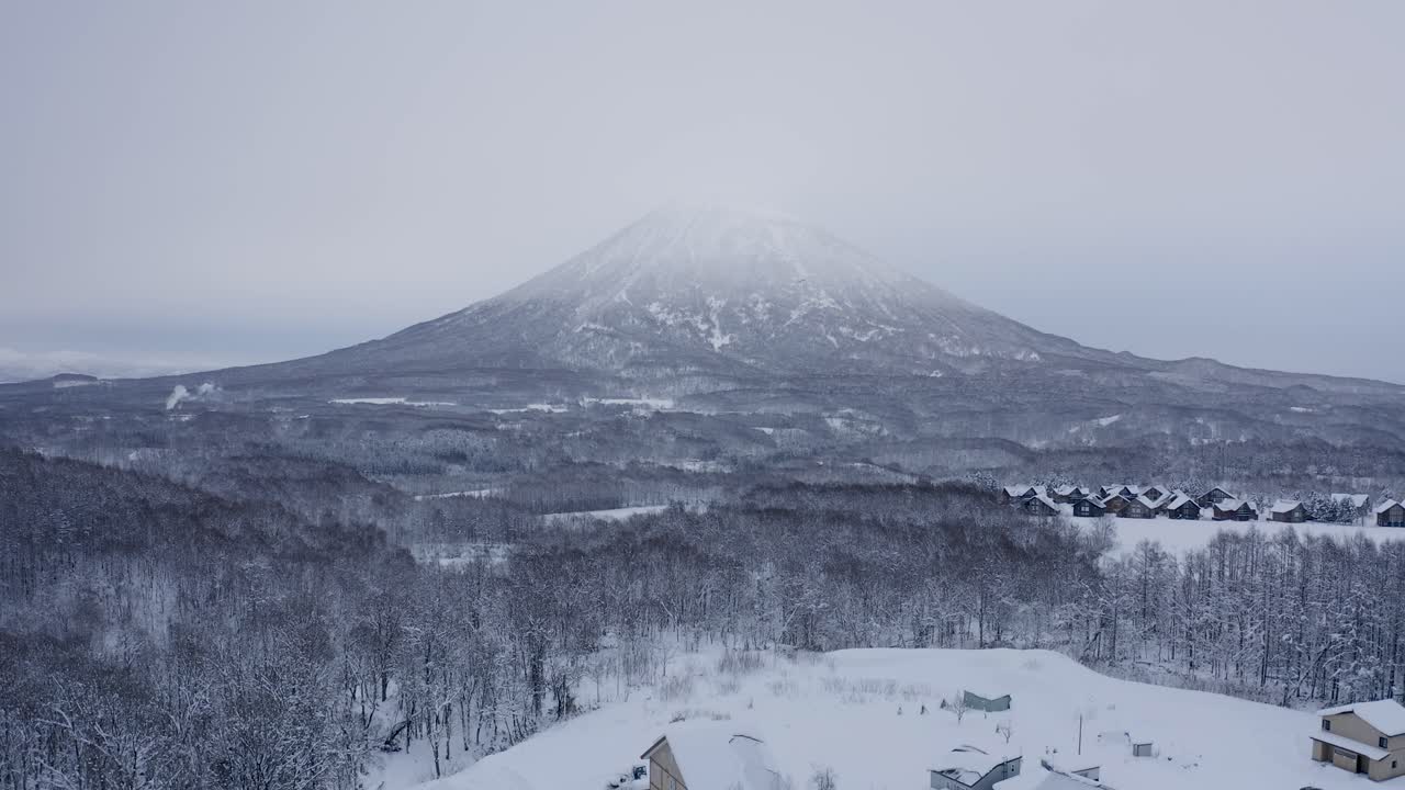 mt yotei niseko 일본 마을 위로 드론 리프트
