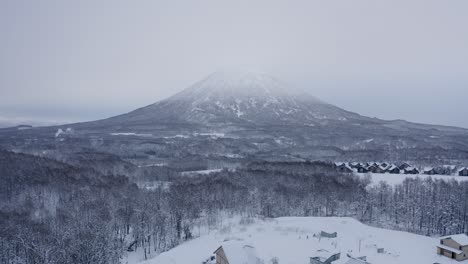 Mt.-Yotei-Niseko-Japan-Drohnenlift-über-Dem-Dorf