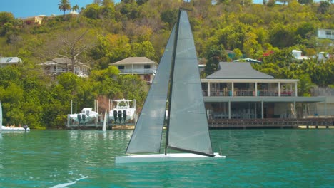 Modelo-De-Barco-Rc-Flotando-En-Un-Puerto-Deportivo