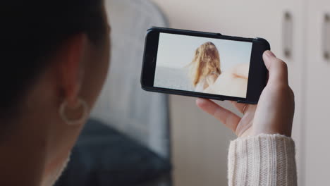 mujer joven chateando en video usando un teléfono inteligente amiga feliz en vacaciones de verano compartiendo experiencia de viaje divirtiéndose en vacaciones aventura comunicándose con el teléfono móvil