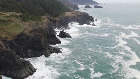 Brookings,-Oregon,-Samuel-Boardman,-4K-Drohnenaufnahmen,-Klippen,-Küste