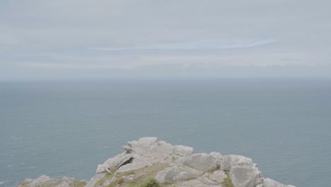 Acantilado-Costero-Cámara-Lenta-Panorámica-Hacia-Abajo-Vista-Del-Mar-Con-Cielo-Y-Nubes-North-Devon-Bristol-Channel-Reino-Unido