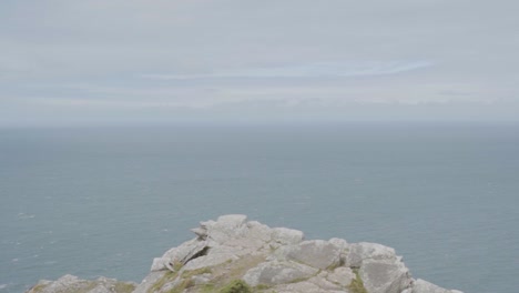 acantilado costero cámara lenta panorámica hacia abajo vista del mar con cielo y nubes north devon bristol channel reino unido