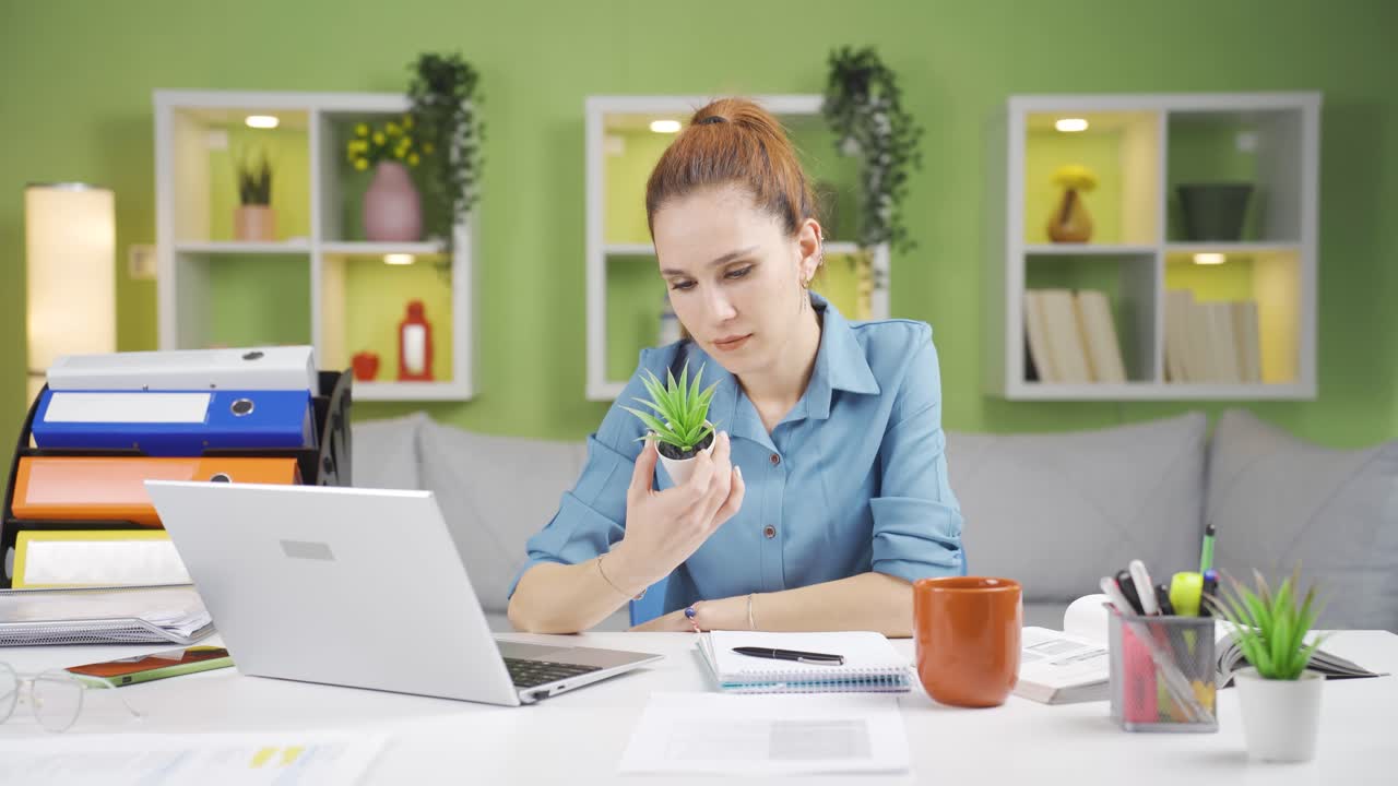 молодая бизнес-женщина с проблемой дефицита внимания.