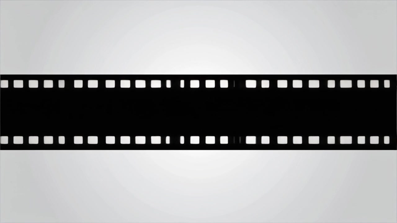 Bande de film en mouvement sur fond gris clair