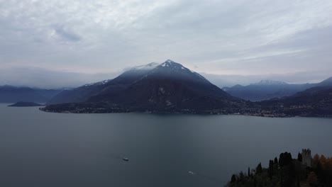 Este-Es-Quizás-Un-Día-Nublado-Feo,-Porque-Es-Gris,-Triste-Y-Nostálgico,-Pero-Cuenta-Muchas-Historias-Con-Agua,-Cielo-Y-Movimientos-De-Drones.