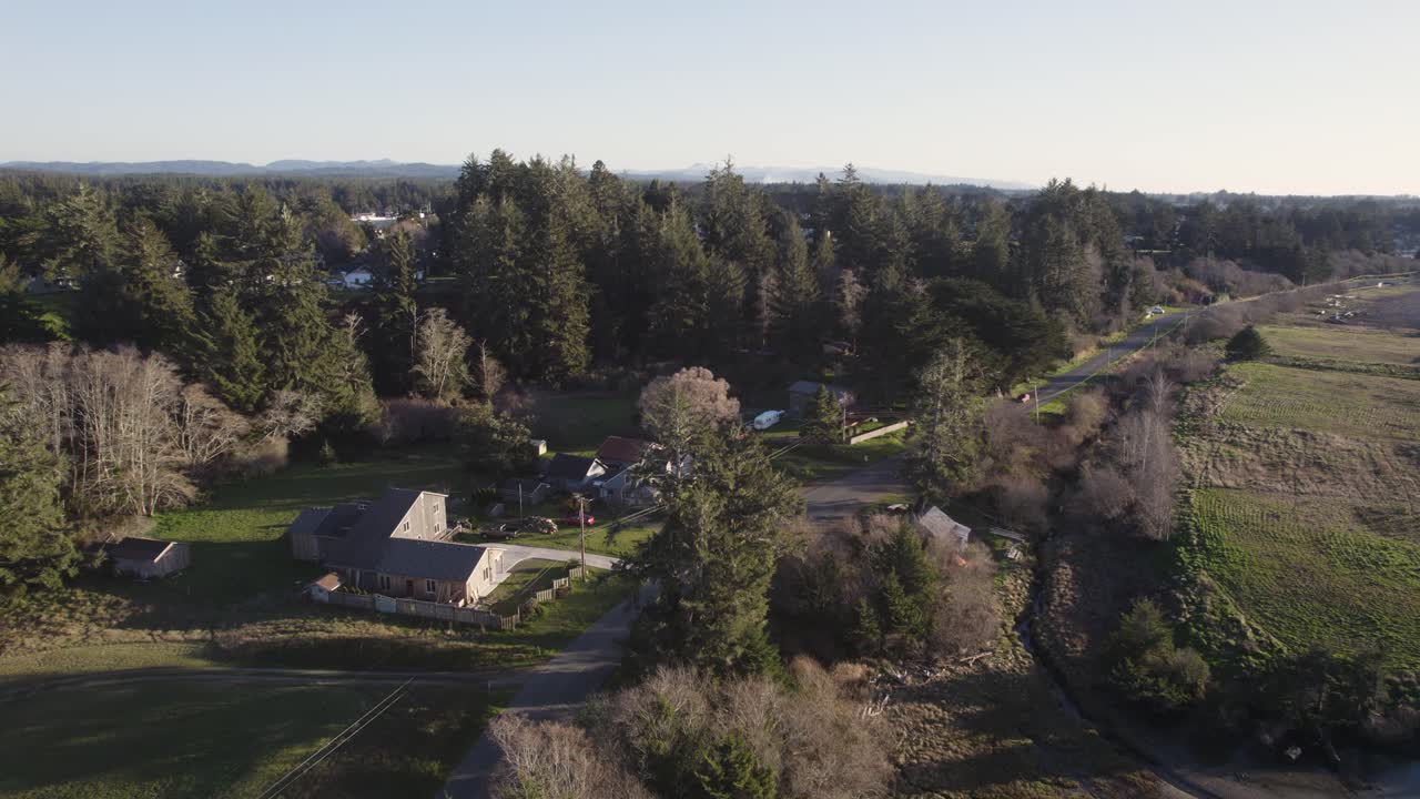 impresionante plataforma rodante aérea 4k de lujosas escapadas en cabañas en bandon, oregon