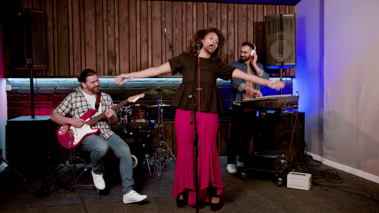 grupo musical en el estudio