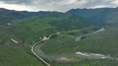 Panorama-Aéreo-Del-Río-De-Cabeza-Plana-De-North-Fork-Con-Montañas-De-Bosque-Verde-En-Columbia-Británica,-Canadá