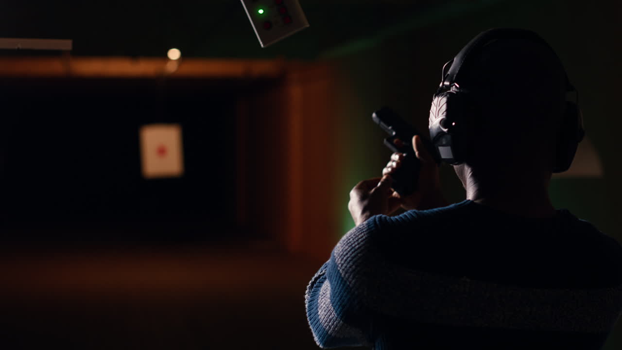 사격장 고객이 시를 는지 확인하기 위해  장치에 보고 있습니다.