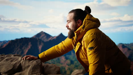 el amante de la naturaleza en un pico de montaña respira el aire fresco y fresco