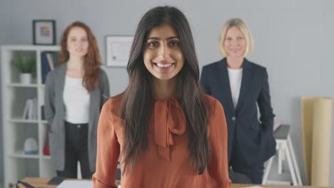 Retrato-De-Un-Equipo-De-Negocios-Multirracial-Femenino-Sonriente-De-Pie-En-La-Oficina