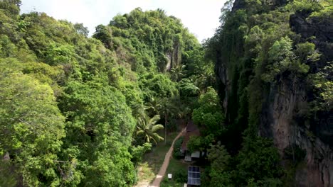 Krabi,-Thailand,-Insel-Koh-Lao,-Verladung-In-Der-Andamanensee-Mit-Angedocktem-Longtail-Boot