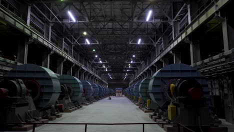 sala de máquinas industriales por la noche