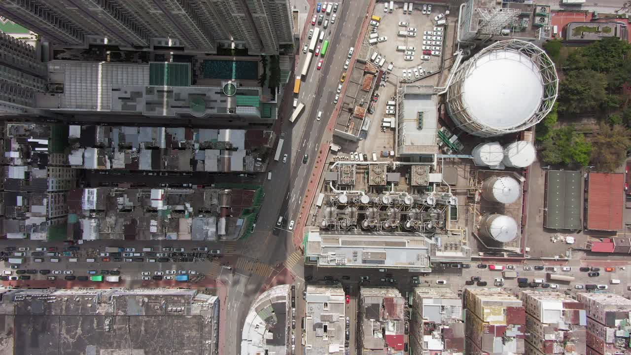 빈민가 건물과 가스 산업 창고가 있는 구룡 지역의 홍콩 도심 교통, 하향식 1분 공중 전망
