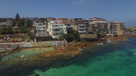 Schwenkaufnahme-Von-North-Bondi-An-Einem-Sonnigen,-Klaren-Sommertag-Von-Der-Landzunge-Bis-Zum-Strand