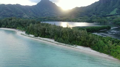 在日落時,kaneʻohe灣的滑滑的電影空中飛行接近moli'i魚池