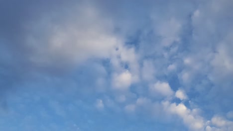 남아 프리 카 공화국에서 여름날 황금 시간 동안 황혼에서 cloudscape 구름 시간 경과