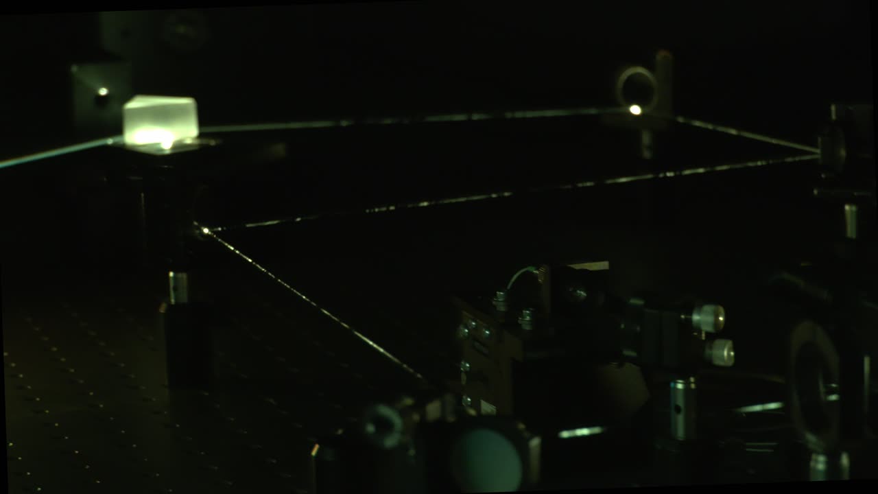 fotografía detallada de los láseres que se reflejan a través de espejos y lentes