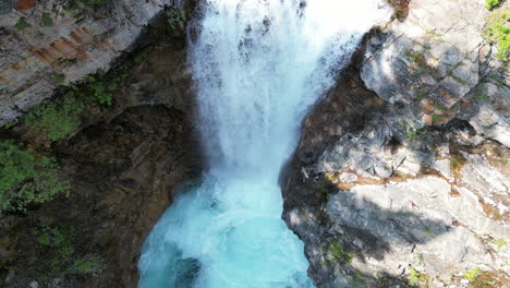 Cascada-Del-Río-En-El-Bosque