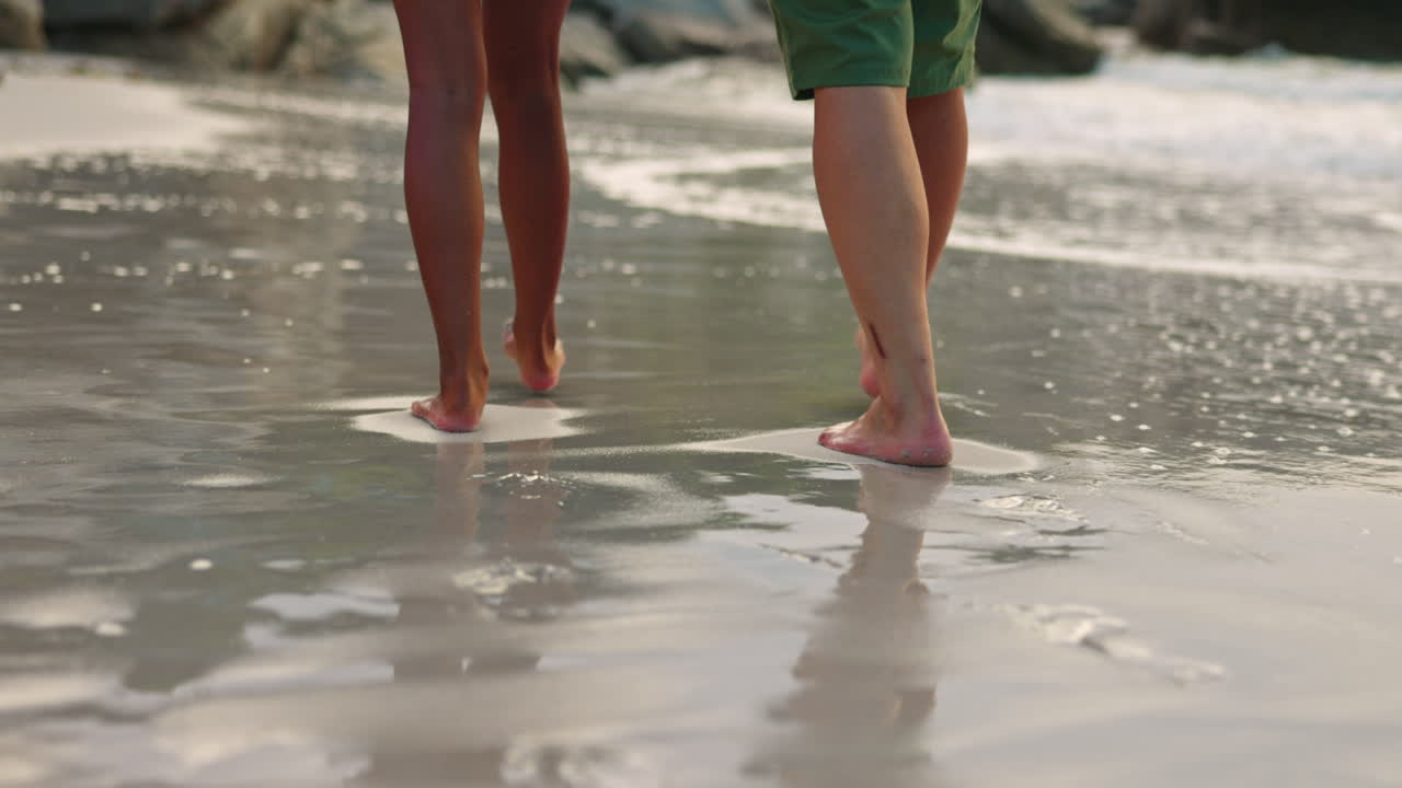 pareja, piernas y caminando en el agua de la playa juntos