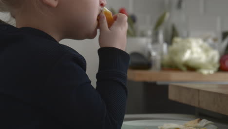 Niña-Pequeña-Desayunando