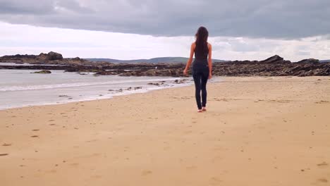 Hermosa-Morena-Caminando-Por-El-Agua-Junto-A-La-Playa