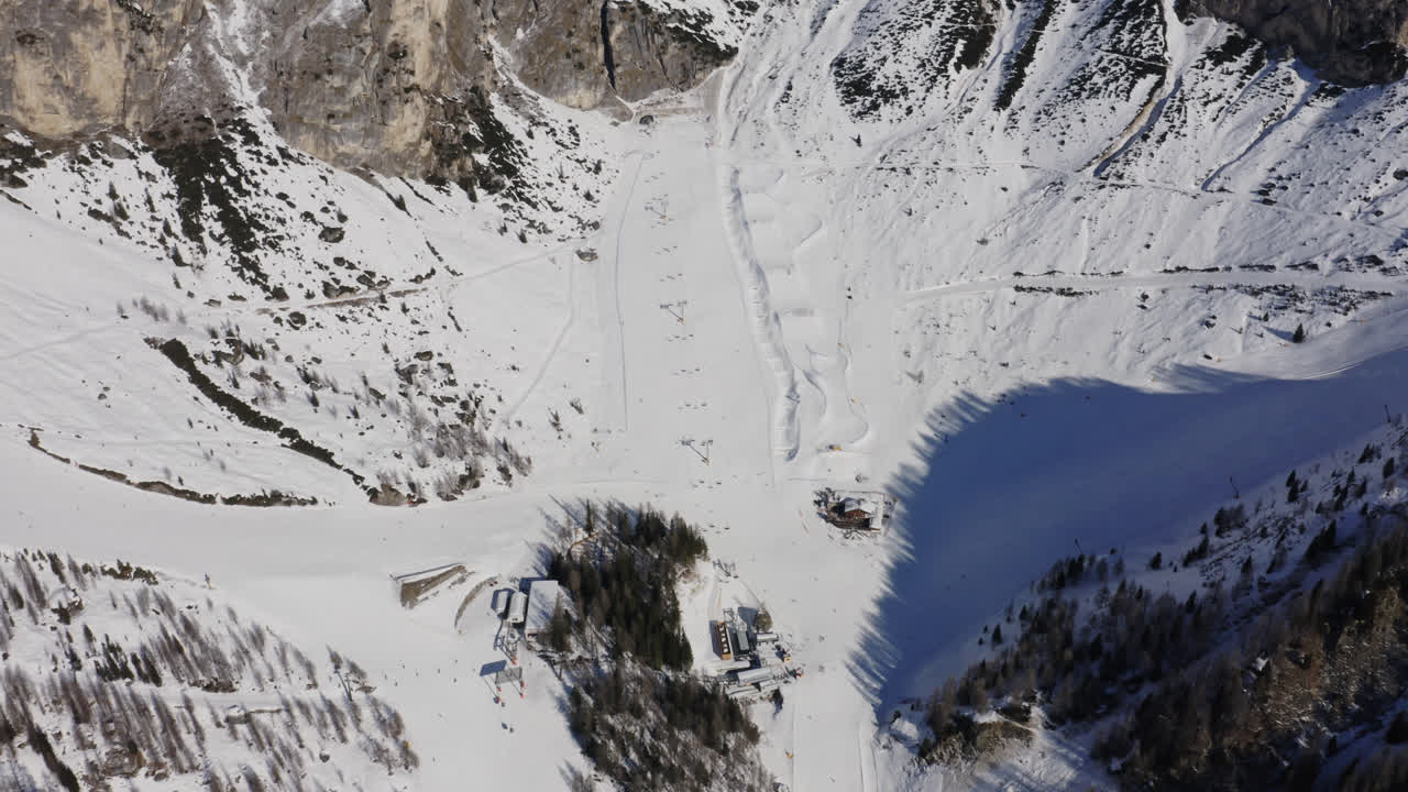 vista aérea de las montañas dolomitas durante el invierno