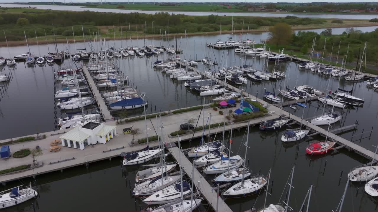 Segelbåtar förtöjda i Makkums hamn i Friesland, Nederländerna
