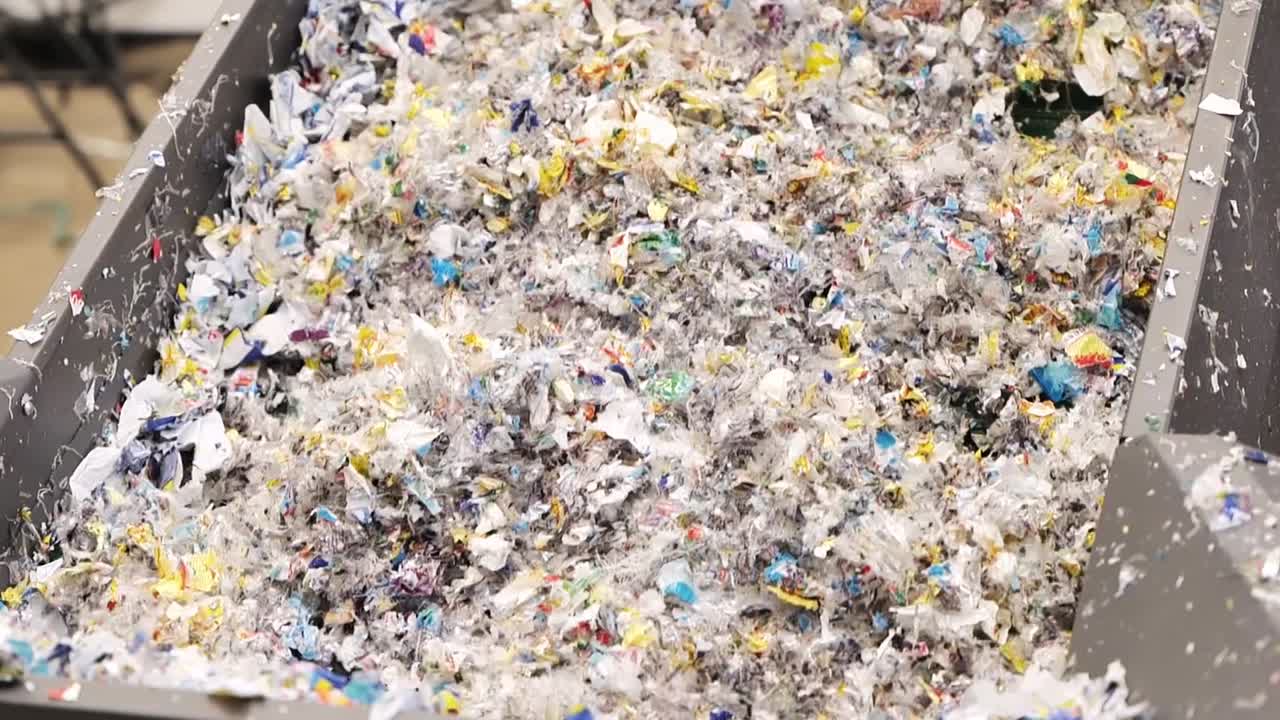 공장에서 컨베이어 벨트를 따라 이동하는 폐기물 개진 플라스틱의 정적