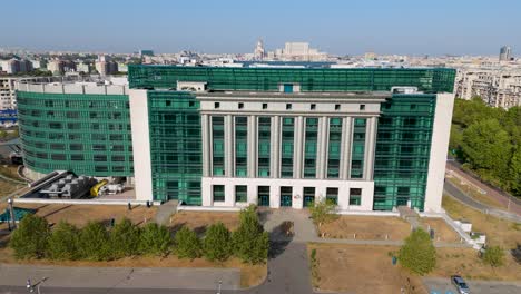 Vista-Aérea-De-La-Biblioteca-Nacional-De-Rumania-Rodeada-Por-El-Paisaje-Urbano-De-Bucarest.