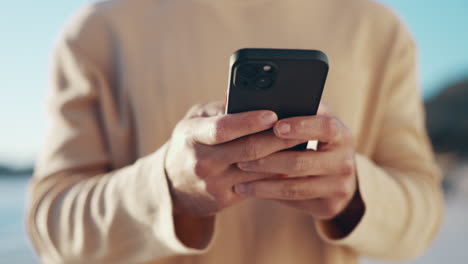 Strand,-Mobiltelefon-Und-Nahaufnahme-Von-Händen-Beim-Tippen