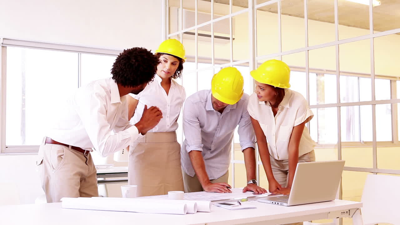 equipo de arquitectos revisando los planos