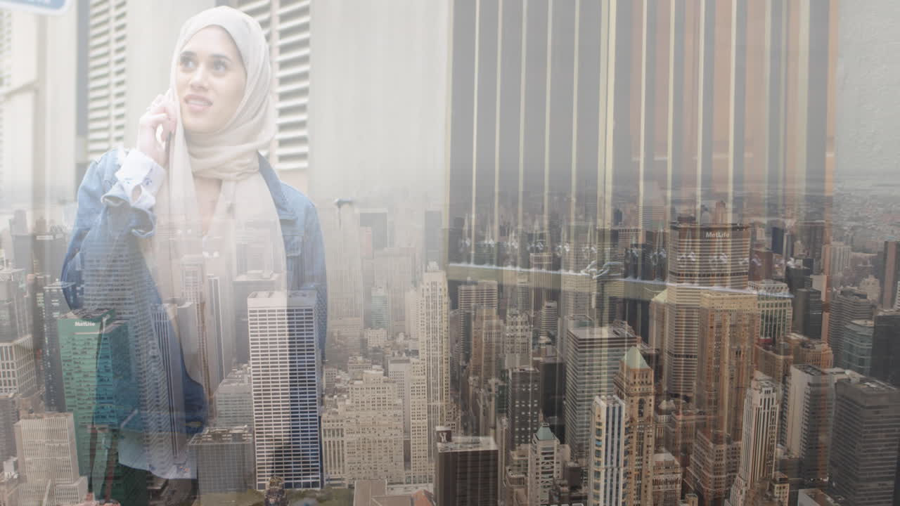 Animazione di donna asiatica con hijab con smartphone su paesaggio urbano.