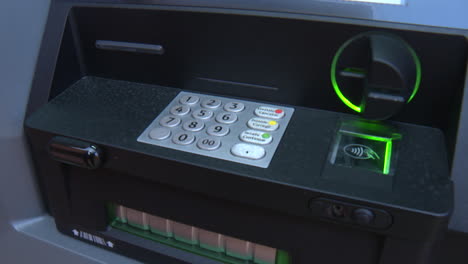 persona que utiliza un cajero automático