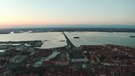 dolly forward drone shot de la estación de tren de venecia santa lucía hacia mestre al atardecer