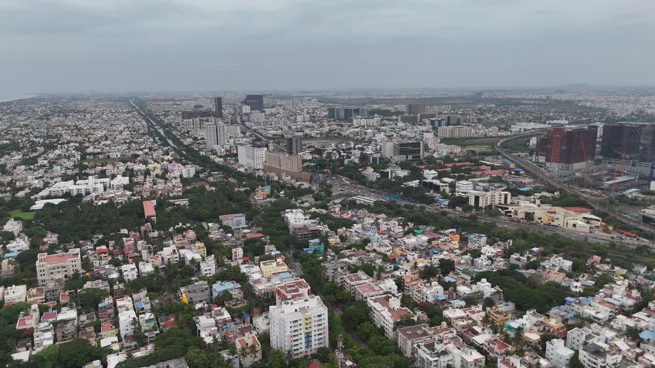 Vista aerea dell'hub IA di Thiruvanmiyur con edifici adibiti a uffici di grandi dimensioni