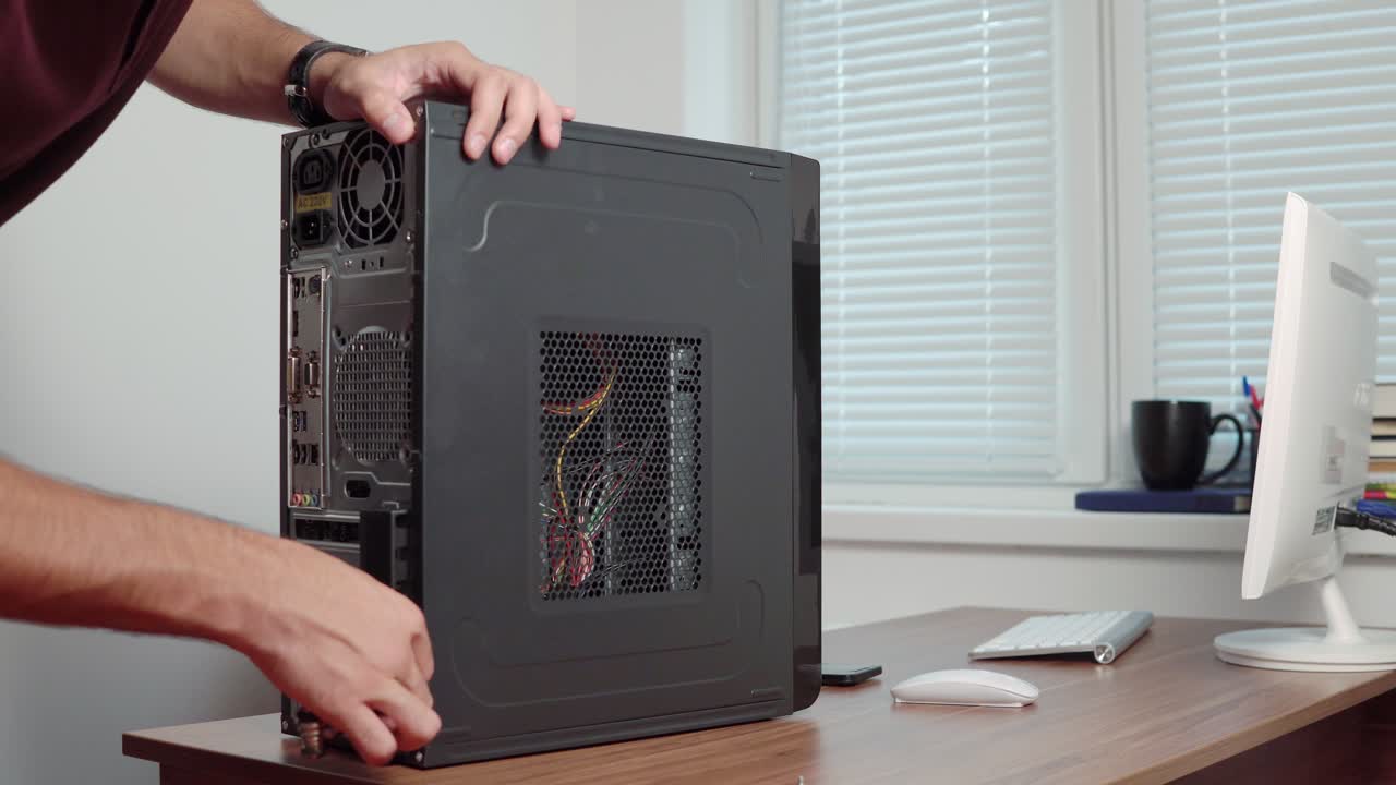 전문 컴퓨터 수리사 컴퓨터 하드웨어를 업그레이드하는 남자. 4k로 촬영