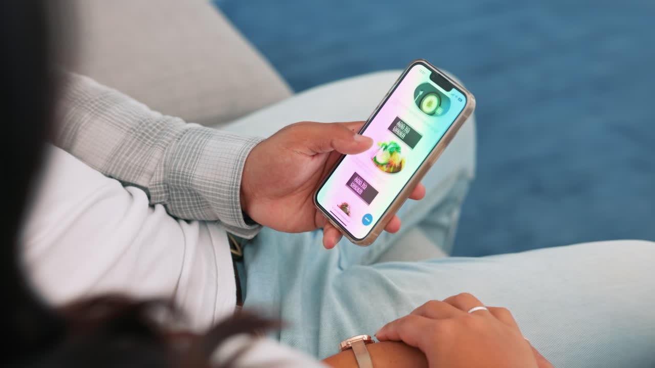 pantalla del teléfono en las manos, pareja de compras en línea