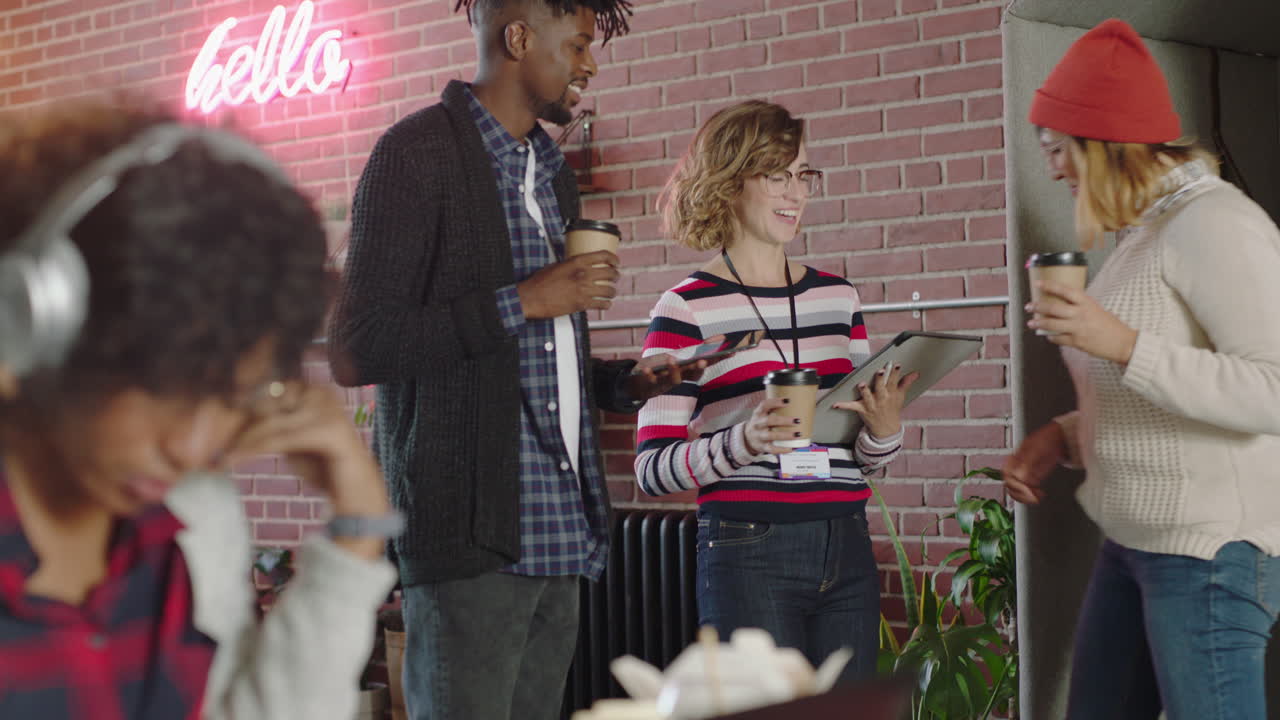 grupo diverso de personas de negocios haciendo una lluvia de ideas colegas estudiantes hablando compartiendo ideas disfrutando del trabajo en equipo la comunicación utilizando tecnología informática en una oficina moderna de moda