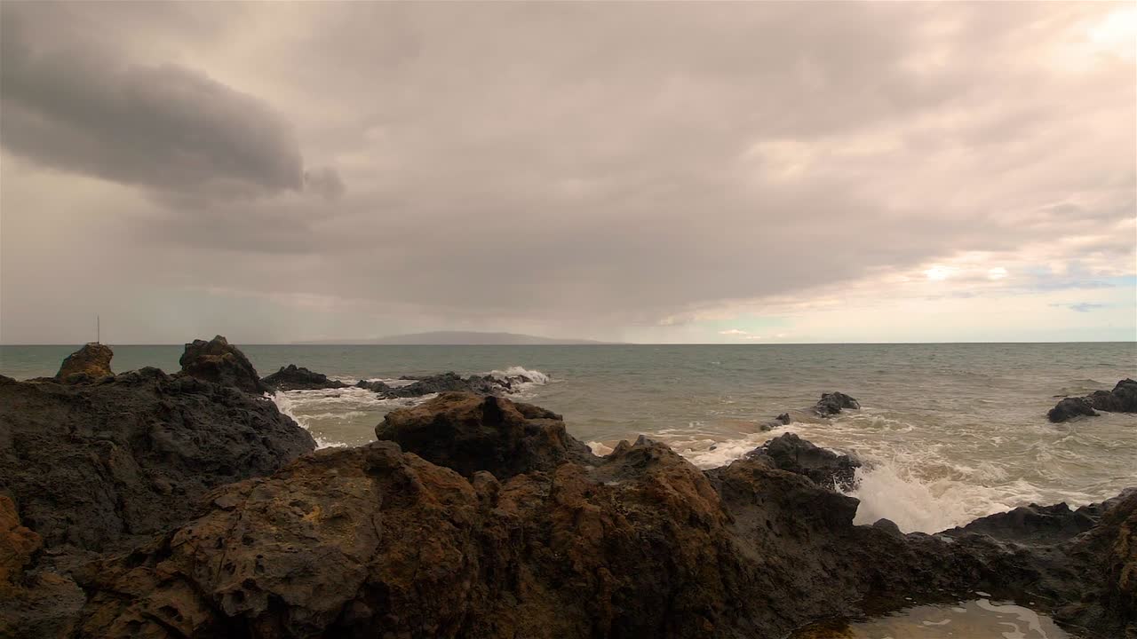 hawaii pájaros nublado orilla olas rocas distante barco cámara lenta 7