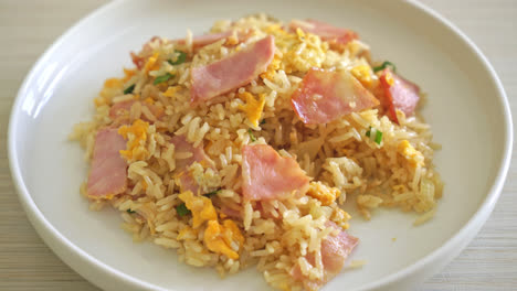 Arroz-Frito-Con-Jamón-Y-Tocino-Casero-En-Un-Plato-Blanco