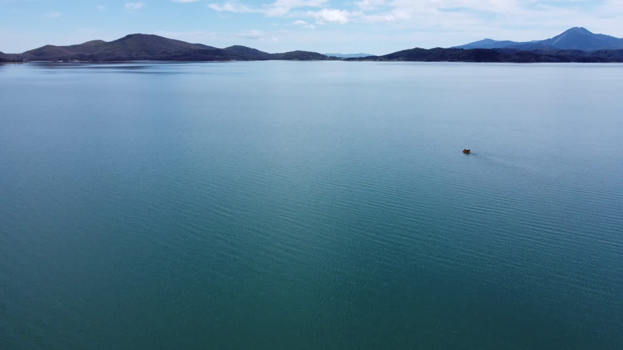 그리스 의 플라스티라 호수 와 주변 산 들 의 고해상도 드론 사진 | 4k