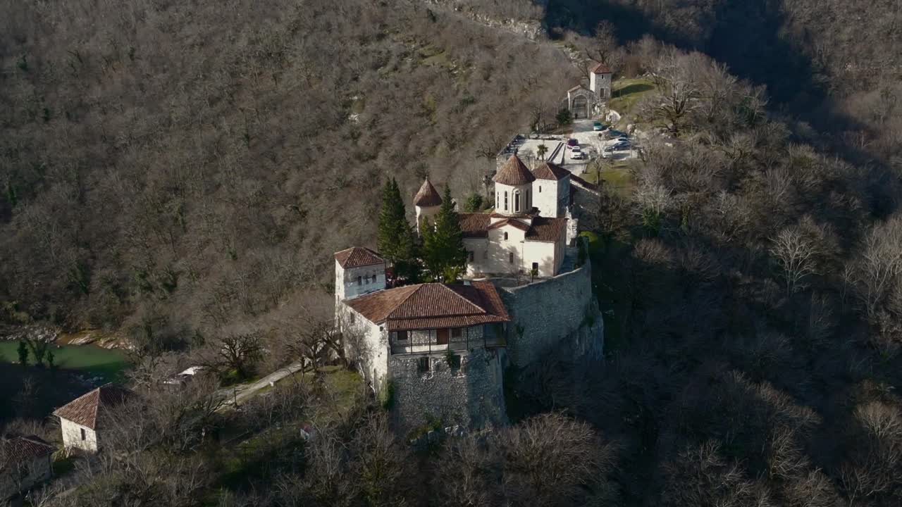 los asientos del monasterio del siglo xi en la cima de la montaña en la región de imereti en georgia