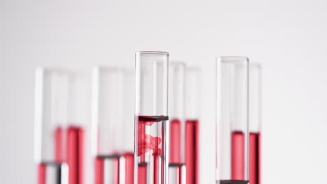vídeo de tubos de ensayo de laboratorio de vidrio con líquido rojo y espacio de copia sobre fondo blanco