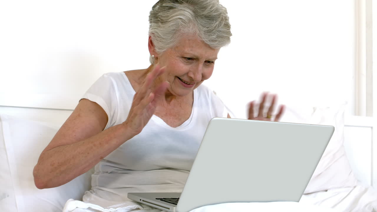 mujer mayor haciendo un chat de video