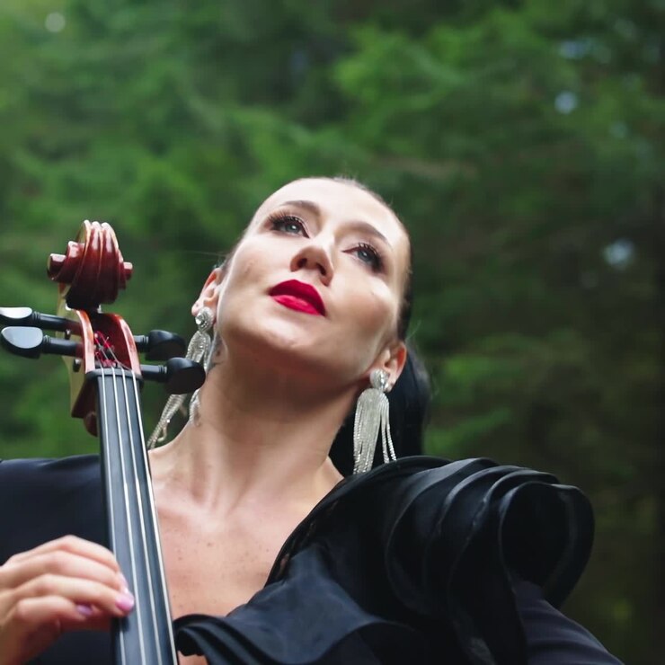 Ragazza che suona il violoncello all'aperto
