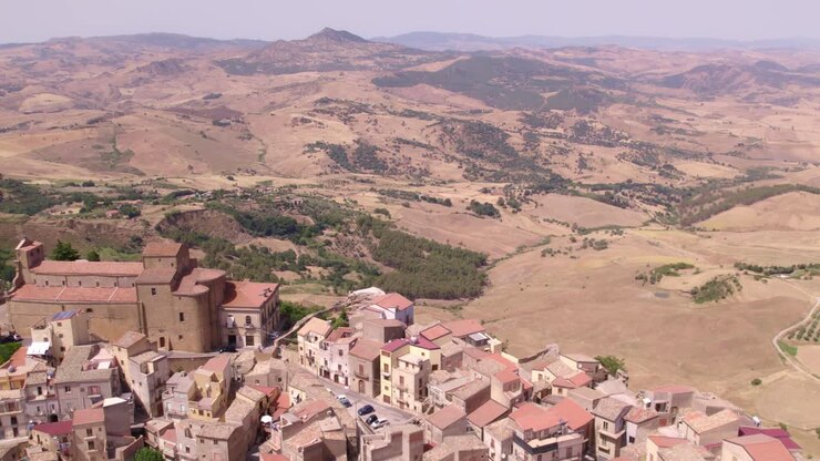Veduta aerea di Calascibetta, una città in provincia di Enna, Sicilia, Italia