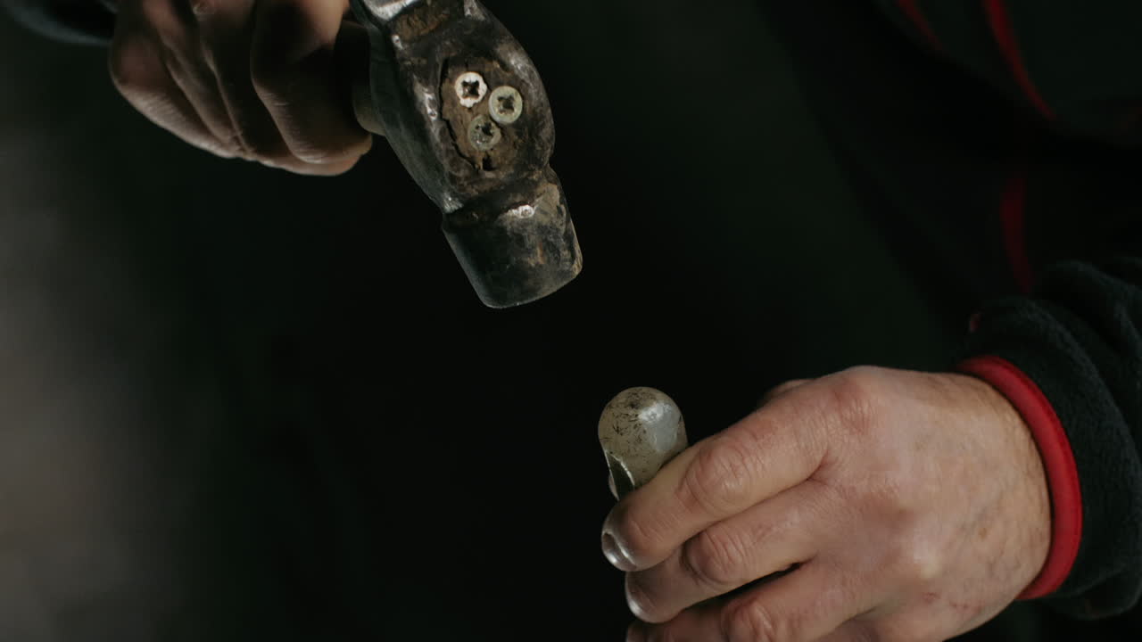 quitar un tornillo con un martillo